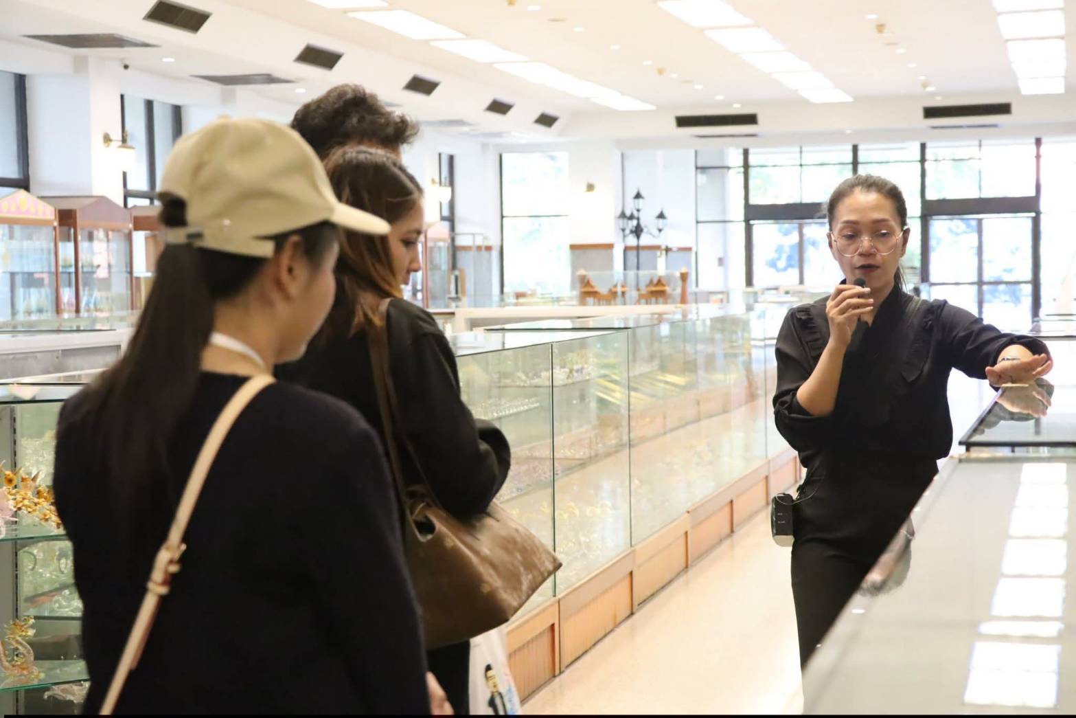 title - นางสาวสิริมา แจ้งกระจ่าง ผู้อำนวยการศูนย์ส่งเสริมและพัฒนาอาชีพเสริมนอกภาคการเกษตร ให้การต้อนรับบุคลากรในโครงการฝึกอบรมเชิงปฏิบัติการ หลักสูตรนักบริหารการชลประทานระดับต้น รุ่นที่ 30 ณ ศูนย์ส่งเสริมและพัฒนาอาชีพเสริมนอกภาคการเกษตร (ศูนย์ศิลปาชีพ บางไทรฯ (เดิม))